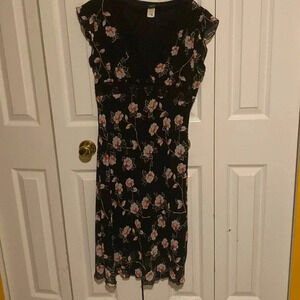 Rue21 Black and White Flowers and Lace Neck borders